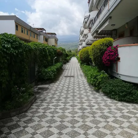 Casa 2 Sole - Mare - Montagna - Con Terrazza E Vista Suggestiva Apartman